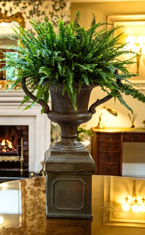Cosy hotel lounge with fireplace and elegant décor