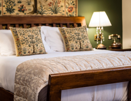 Cosy hotel room with a plush bed, soft pillows, and warm ambient lighting.