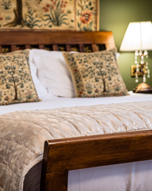 Cosy hotel room with a plush bed, soft pillows, and warm ambient lighting.
