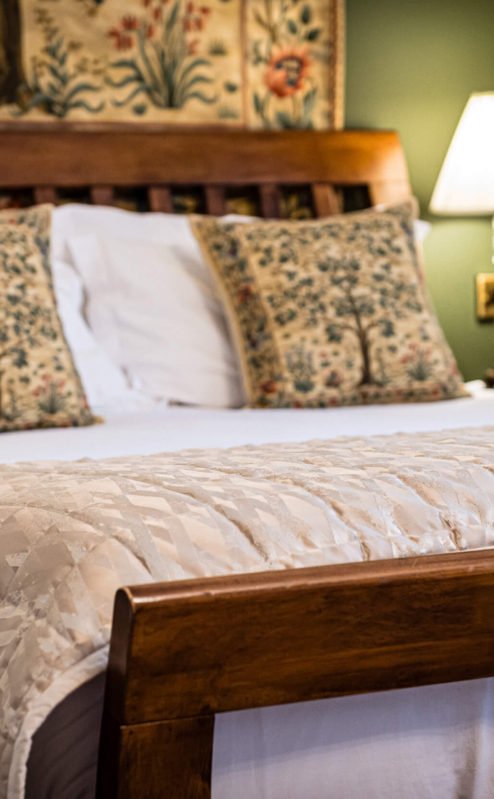 Cosy hotel room with a plush bed, soft pillows, and warm ambient lighting.